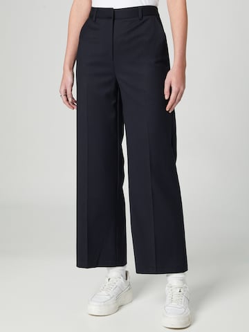 Guido Maria Kretschmer Collection Pleated Pants 'Connie' in Blue: front