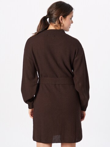 GLAMOROUS BLOOM Stickad klänning i brun