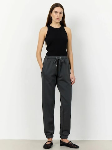 Levete Room Tapered Broek 'Nuka 8' in Grijs