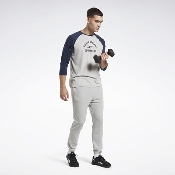 Reebok - Tapered Pantalón deportivo en gris