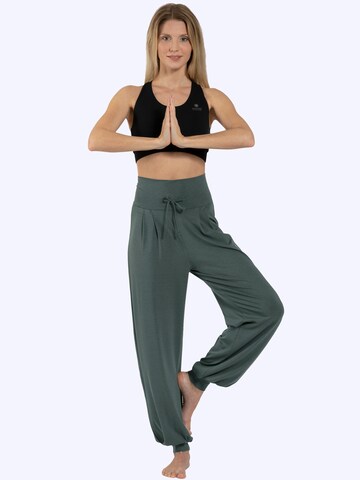 Magadi Loosefit Sporthose 'Florence' in Grün