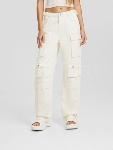 Bershka Loose fit Cargo trousers in Beige: front