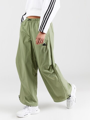ADIDAS SPORTSWEAR - Pierna ancha Pantalón deportivo 'City Escape' en verde: frente