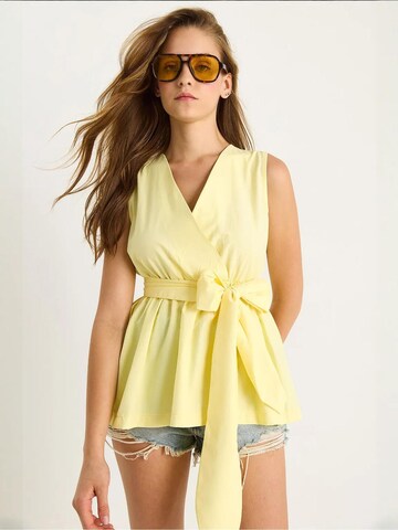 Camicia da donna di Bianco Lucci in giallo