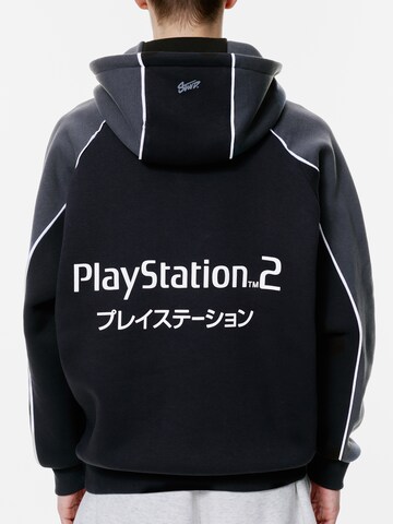 Sweat-shirt 'PLAYSTATION 2 STWD' Pull&Bear en noir