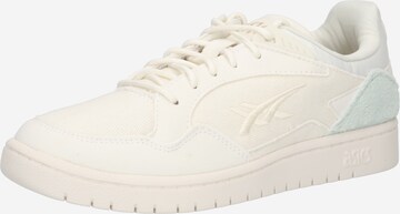 Baskets basses 'Skycourt' ASICS SportStyle en beige : devant