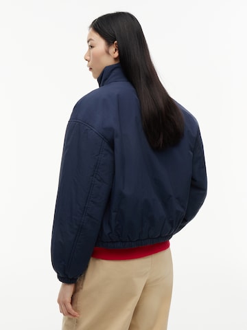 Tommy Jeans Overgangsjakke i blå