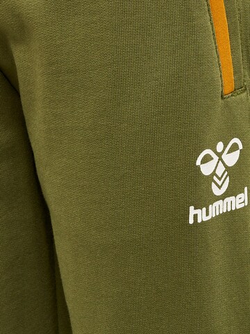 Hummel Tapered Sporthose in Grün