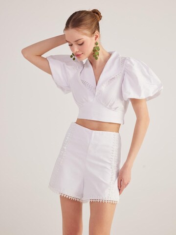 HOLLY LOLLY Regular Shorts in Weiß