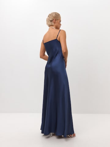 Robe 'Maxi satin slip dress 'Serene'' Serena Silueta en bleu