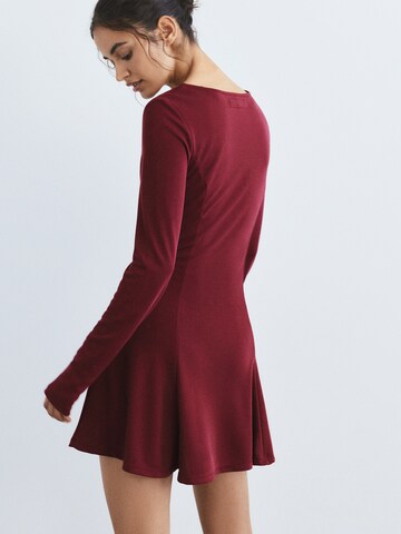 Pull&Bear Рокля в червено