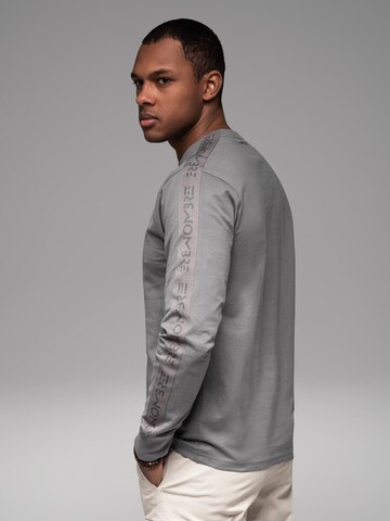 Tricou de la Ombre pe gri