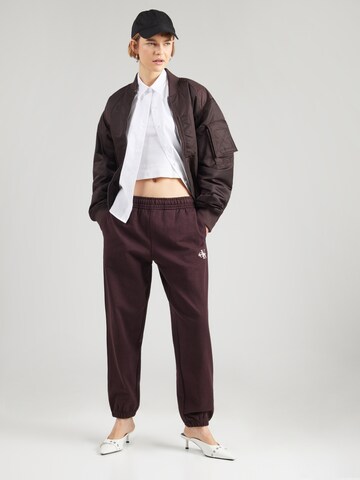 Effilé Pantalon Calvin Klein Jeans en violet