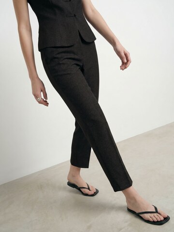 HYPEDROP - regular Pantalón de pinzas 'Elvira' en negro