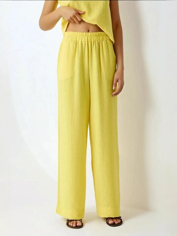 Pantalons de tailleur Hiccup en jaune