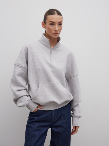 RÆRE by Lorena Rae Sweatshirt in Grey: front