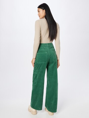 NEON & NYLON Ohlapna forma Kargo hlače | zelena barva