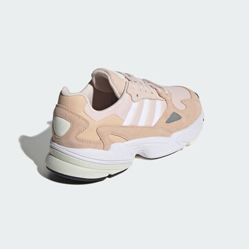 smėlio ADIDAS ORIGINALS Sportbačiai be auliuko 'Falcon'