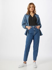 Femeie în LEVI'S ® Mom Jeans 'High Loose Taper'