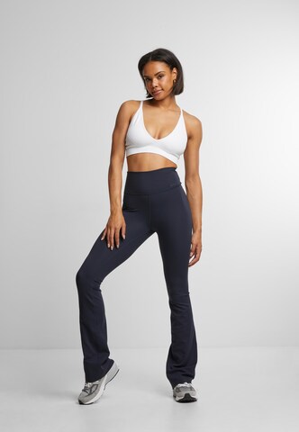 Flared Pantaloni sportivi di Aim'n in blu