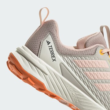 Scarpa bassa 'Tracefinder Trail' di ADIDAS TERREX in marrone