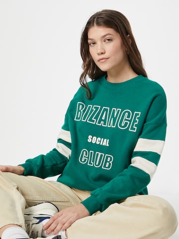 Bizance Paris Sweatshirt 'STEEVE' i grön: framsida