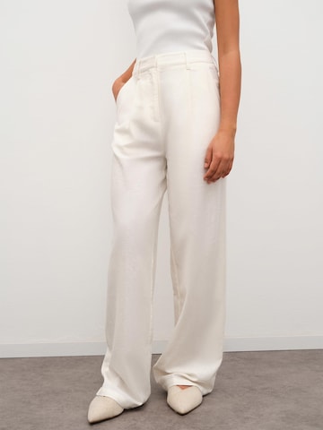 RÆRE by Lorena Rae Regular Pleat-Front Pants 'Martha' in White: front