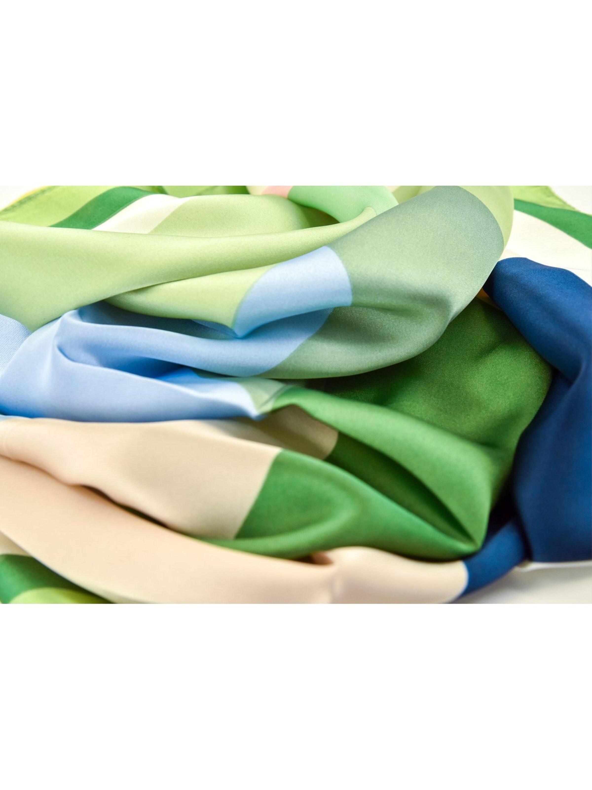 styleBREAKER Tuch 'Geometrisches Nickituch im Colour Blocking Design'‌‌‌‌‌‌‌‌ in Grün