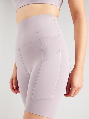 NIKE Skinny Sportshorts in Lila