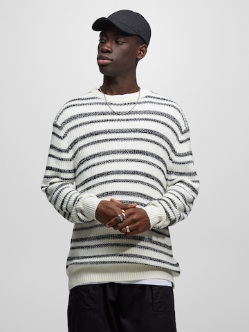 Pull&Bear Sweater in White: front