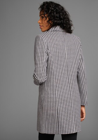 LAURA SCOTT Between-Seasons Coat in Black