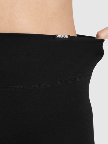 Smilodox Slimfit Shorts ' Darbie ' in Schwarz