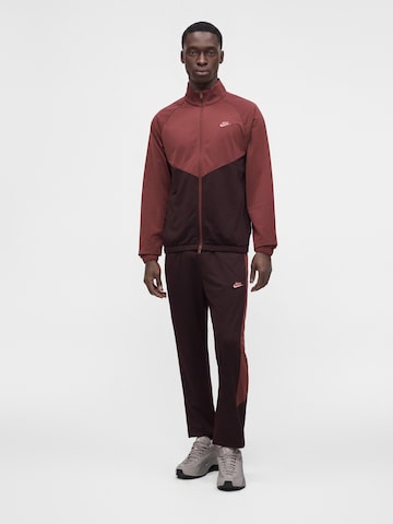 Nike SportswearJogging komplet - crvena boja: prednji dio