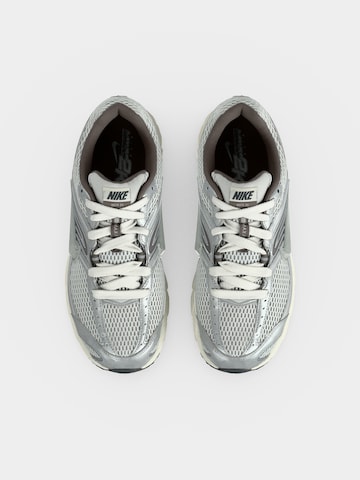Nike Sportswear - Sapatilhas baixas 'AIR MAX MOTO 2K' em cinzento