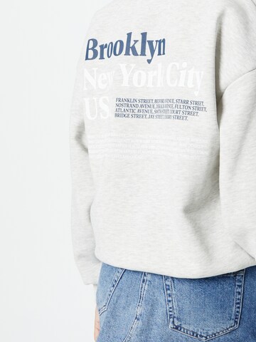 Gina Tricot Sweatshirt 'Riley' in Grau