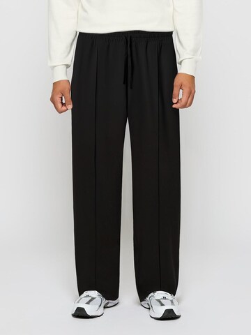 Burocs Wide leg Pleat-Front Pants in Black: front