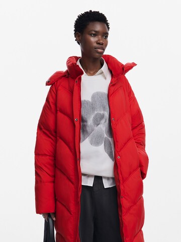 Manteau d’hiver Desigual en rouge : devant