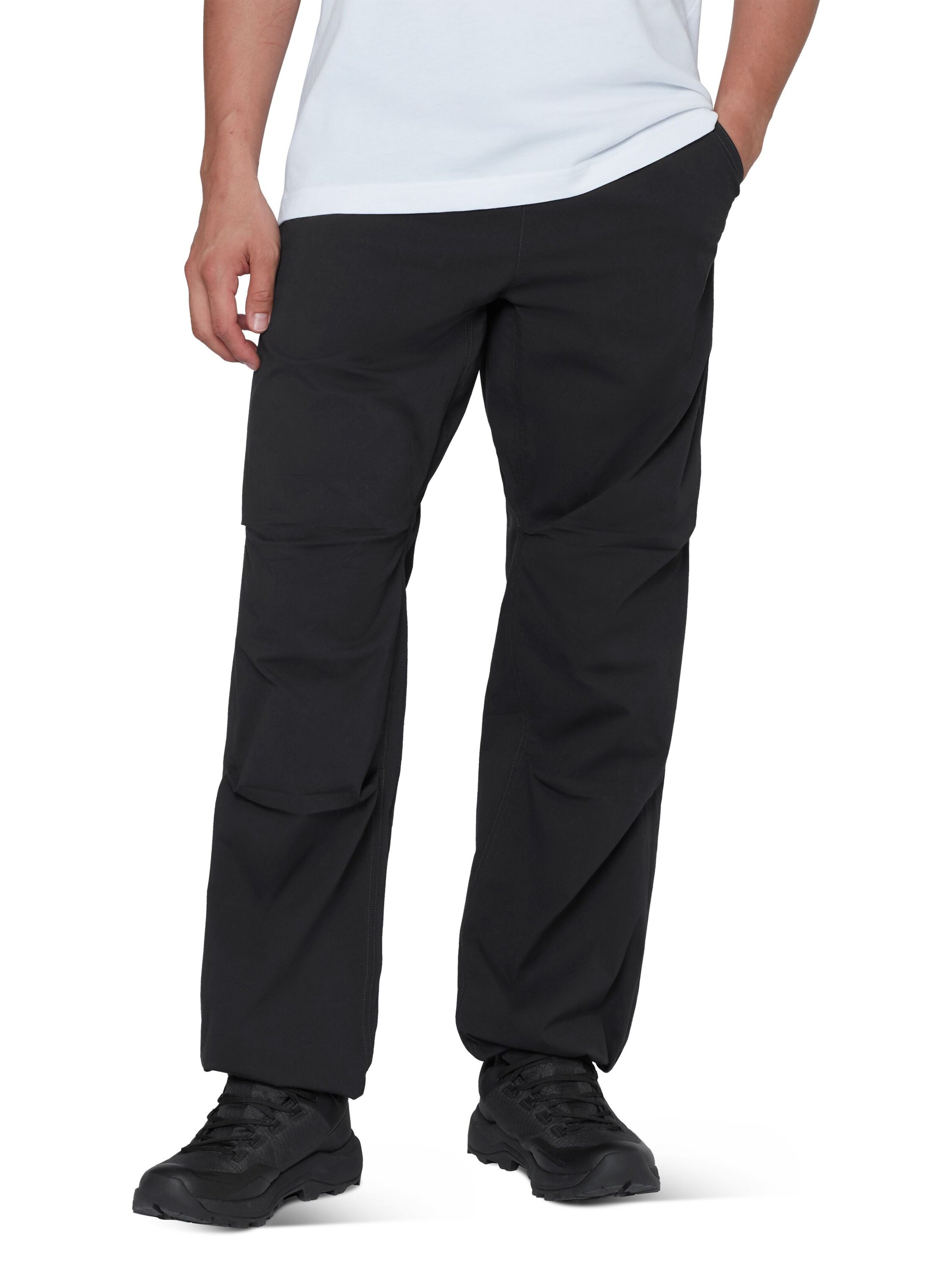 MAMMUT Regular Outdoor Pants in Black: front