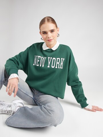Sweat-shirt 'PCSasie' PIECES en vert : devant