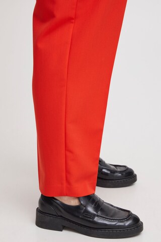 Fransa - regular Pantalón de pinzas en rojo