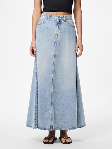 PIECES - Falda en azul: frente