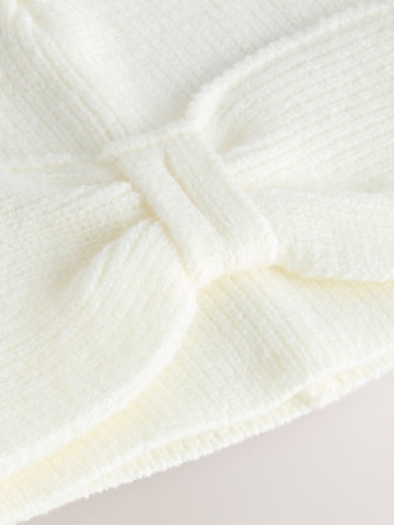 Next Шапка в бяло