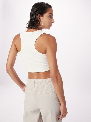 Haut Pequs en blanc