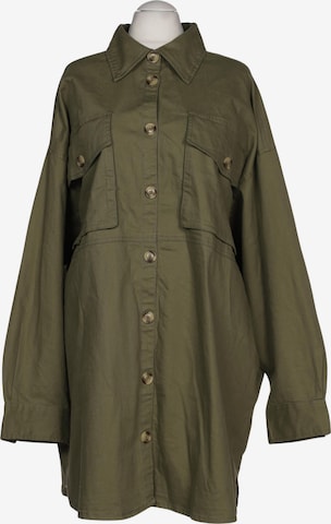 Studio Untold Mantel 7XL in Grün: Vorderseite