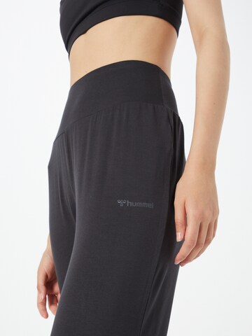 Tapered Pantaloni sportivi 'Fiona' di Hummel in nero