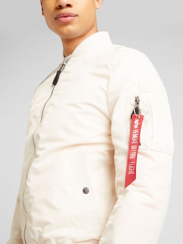 ALPHA INDUSTRIES - Chaqueta de entretiempo 'MA-1 Project R' en blanco