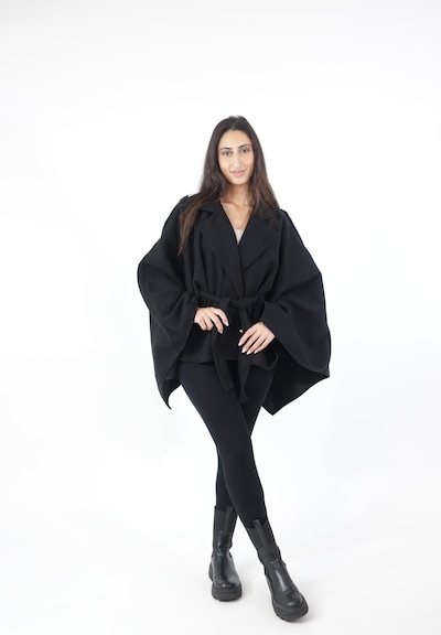Elara Cape en noir, Vue avec produit