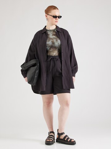 Camicia da donna 'CARTHYRA' di ONLY Carmakoma in grigio