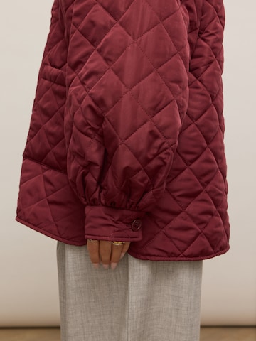 noar studios Overgangsjakke 'QUILTED JACKET' i rød