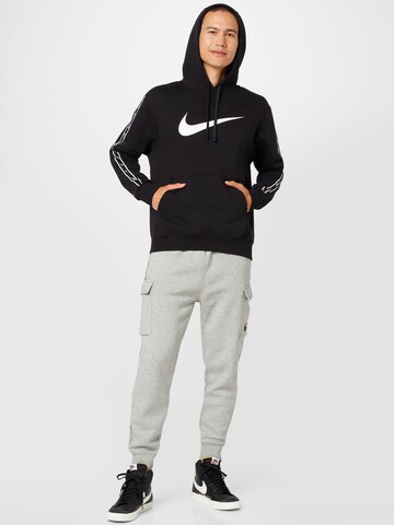 Nike Sportswear Tréning póló 'Repeat' - fekete